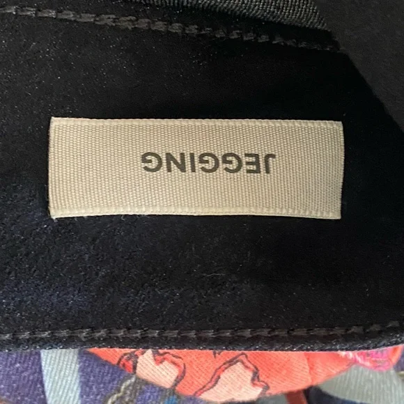 Torrid Dark Wash Triple Button Skinny Jeggings/Jeans. Size 10R. - Picture 8 of 9